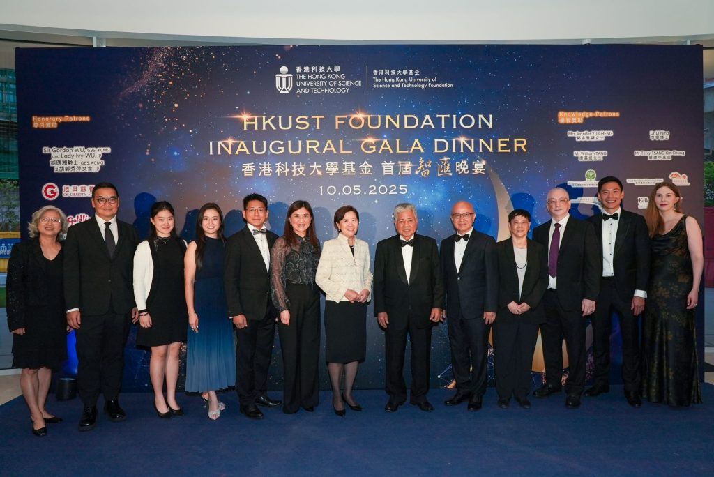 香港科技大學蔡玉如校長（中）與旭日集團出席嘉賓合照。包括：楊勳會長（右六）、楊燕芝常務副會長（左六），林長泉副監事長（右五），劉偉文副會長（左二），蔡艷芬會董(右四）。